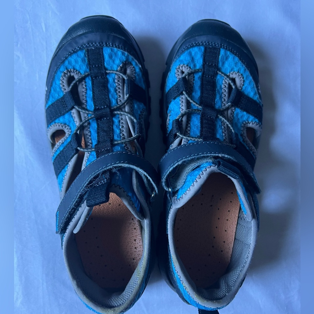 QUECHUA KIDS HIKING SANDALS IN COLOR BLUE. SIZE- 5 EXELLENT CONDITION.!